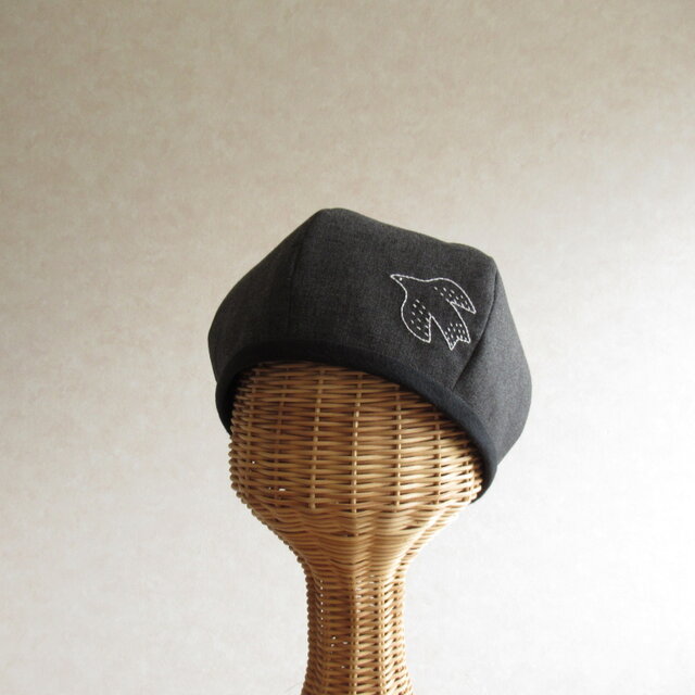 鳥さんの刺繍、ベレー帽 スミクロのコットン | iichi 日々の暮らしを