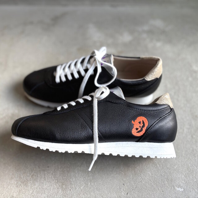 ハロウィン限定 カボチャ刺繍スニーカー｜ブラックレザー