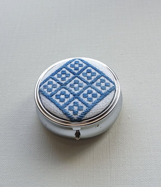 大きめ・こぎん刺しのピルケース（アクセサリーケース）（サークルL・藍色その２）のコピー