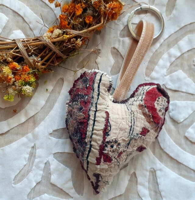 布フェルト　ハートのチャーム  べージュ 赤色・草木染め〈布フェルト キーホルダー ハート インド綿 ブロックプリント 〉