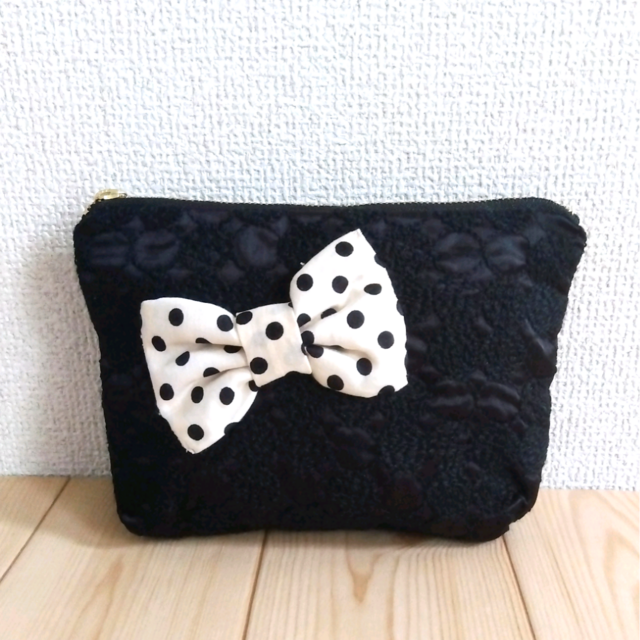 水玉リボン　刺繍の18cmモノトーン☆コスメポーチ　ポケット付き　ドット　黒　 442