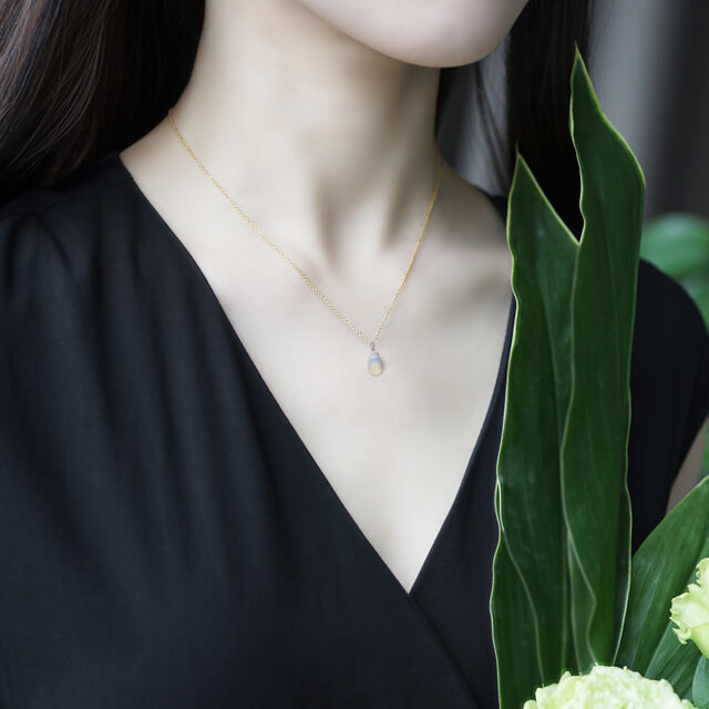 エチオピア産オパールのペアシェイプ一粒ネックレス・サージカル