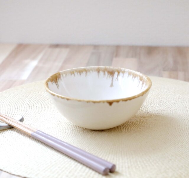 白釉と縁飴の飯碗 | iichi 日々の暮らしを心地よくするハンドメイドや