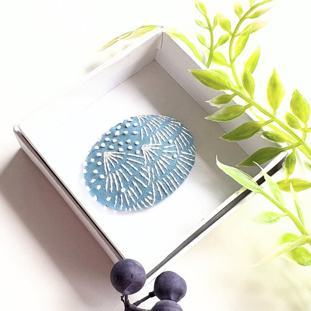北欧風もみの木の刺繍ブローチ#408 | iichi 日々の暮らしを心地よく