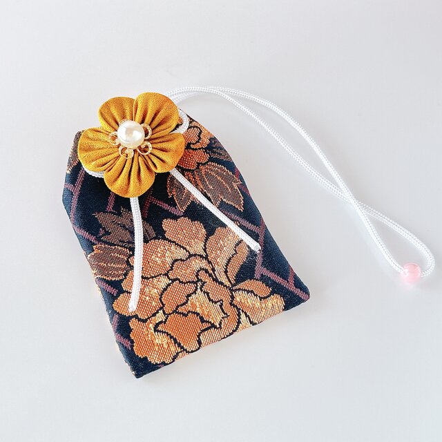 月夜の牡丹｜花のお守り袋（手縫い・つまみ細工／元巫女が仕立てる