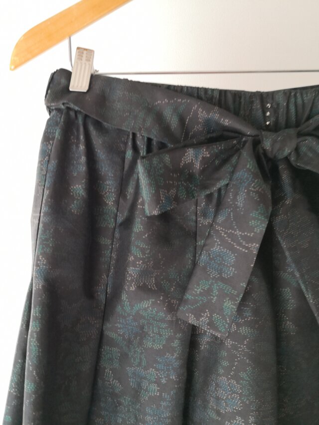 ギャザー大島紬（黒緑草花文）