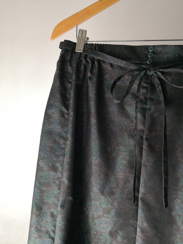 フレアー大島紬（黒緑草花文）