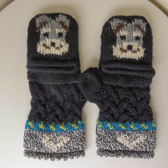 アランと編込みのスリットの入ったミトン（ミニチュアシュナウザーさんと北欧柄）