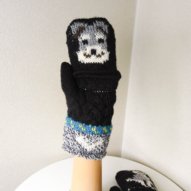 アランと編込みのスリットの入ったミトン（ミニチュアシュナウザーさん
