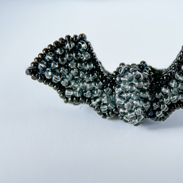夜空を舞う幸運の使者】耳たぶに沿う ビーズ刺繍のコウモリ ピアス