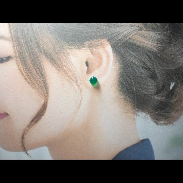 グリーンオニキス シュガーローフ 天然石のピアス【サージカル
