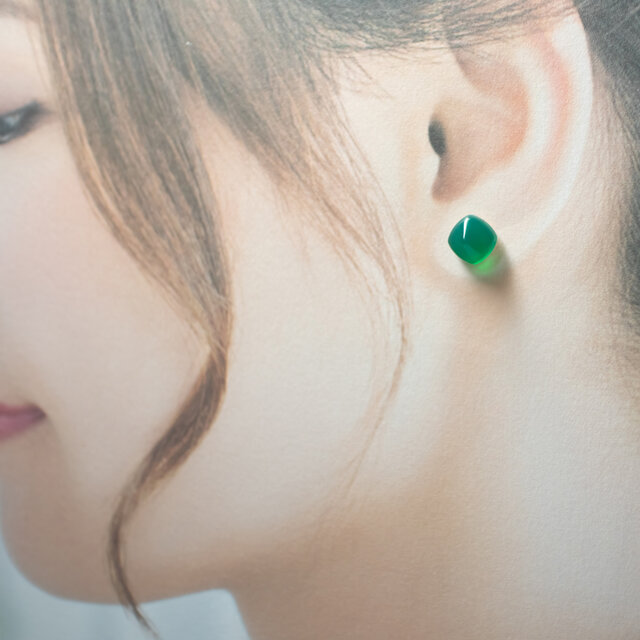 【秋グリーン】母岩アクプー☆天然石ピアス フックピアス K10イエローゴールド シンセグリーンクォーツ