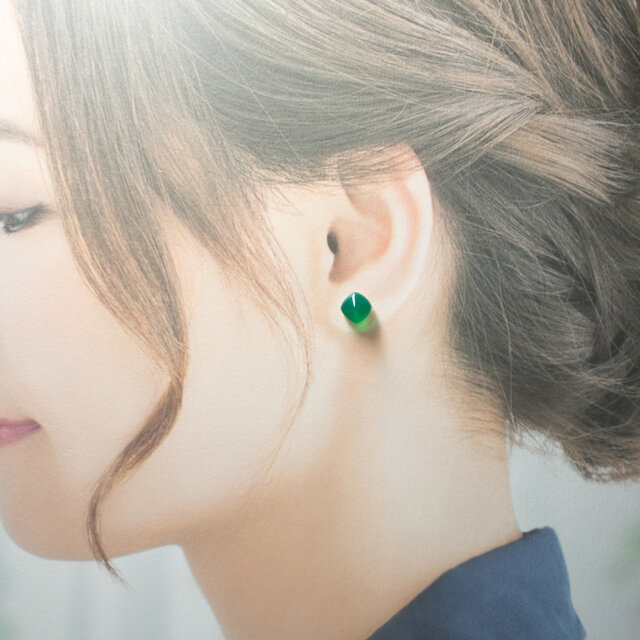 グリーンオニキス シュガーローフ 天然石のピアス【サージカル