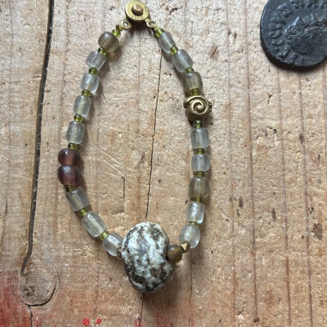 ＊花崗岩とジャワビーズのブレス。＠古いグラニット＋ジャワビーズ4色＋フランスデッドストックビーズ＋真鍮モチーフビーズ