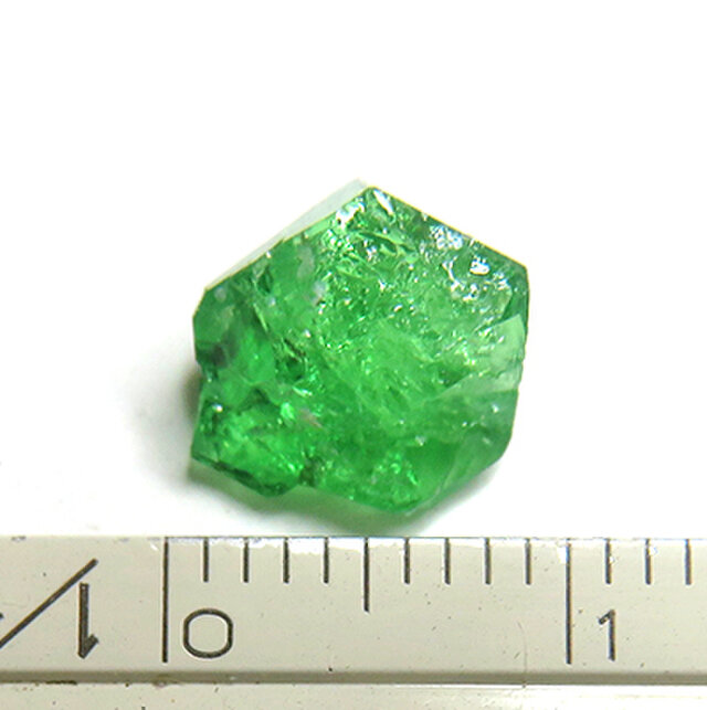 ツァボライトガーネット 原石 3.6ct trg397 | iichi 日々の暮らしを