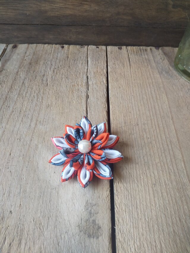 つまみ細工のお花のブローチ