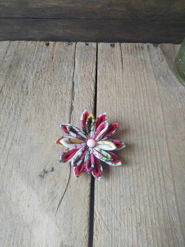 つまみ細工のお花のブローチ