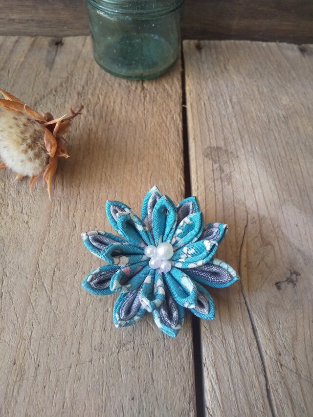 つまみ細工のお花のブローチ