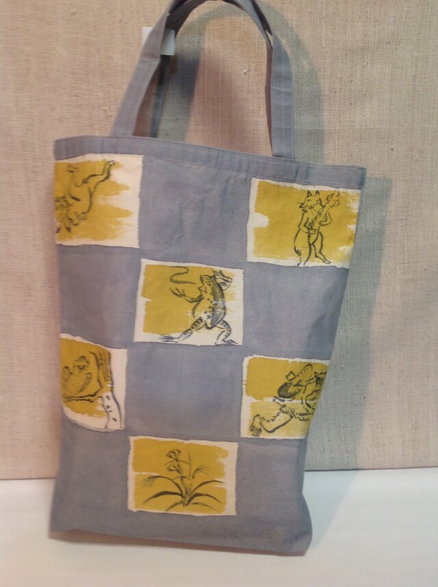 手描き鳥獣戯画の　市松模様柄　軽量手提げ