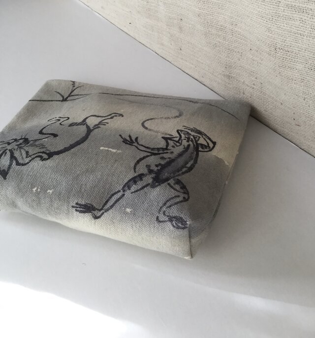 手描き染めのポーチ　鳥獣戯画　10号帆布の生成り生地