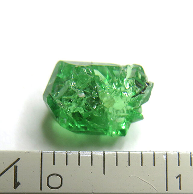 ツァボライトガーネット 原石 2.5ct trg55 | iichi 日々の暮らし