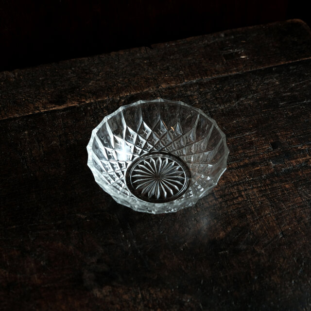 花びらの文様◆ギザギザで素敵。クリスタル・プレスガラス変形深皿　古民家　古道具　暮らしに。昭和後期