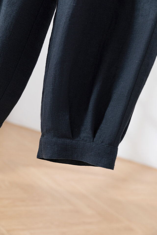 きれいに穿けるフロントタックパンツ リネン100％ 裾絞りハイウェスト