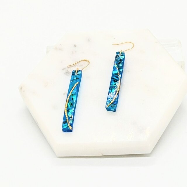 ブルー螺鈿とゴールドメタルのスティックの チタンピアスイヤリング【2263】
