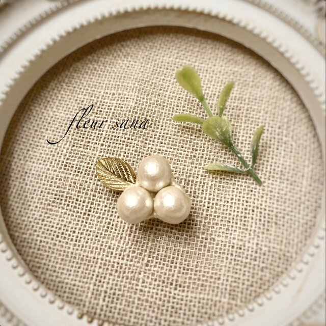 white berry  ホワイトベリーのブローチ  kiska・gold