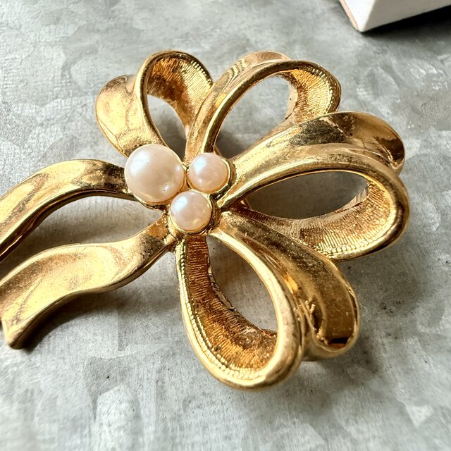 SCA56-【 AVON 】エイボン・ヴィンテージブローチ Gold Tone Faux