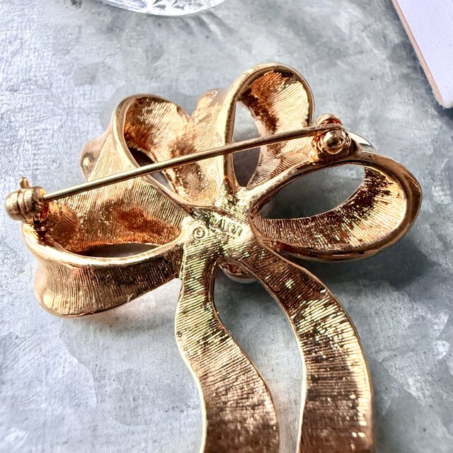 SCA56-【 AVON 】エイボン・ヴィンテージブローチ Gold Tone Faux