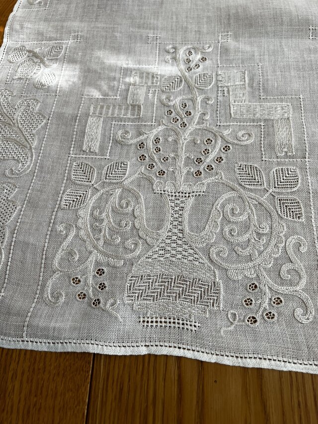 リネン　手刺繍　ハンドメイド　テーブルセンター リネン 手刺繍 ハンドメイド テーブルセンター