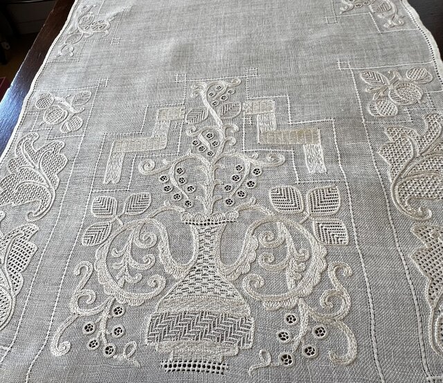 リネン　手刺繍　ハンドメイド　テーブルセンター リネン 手刺繍 ハンドメイド テーブルセンター