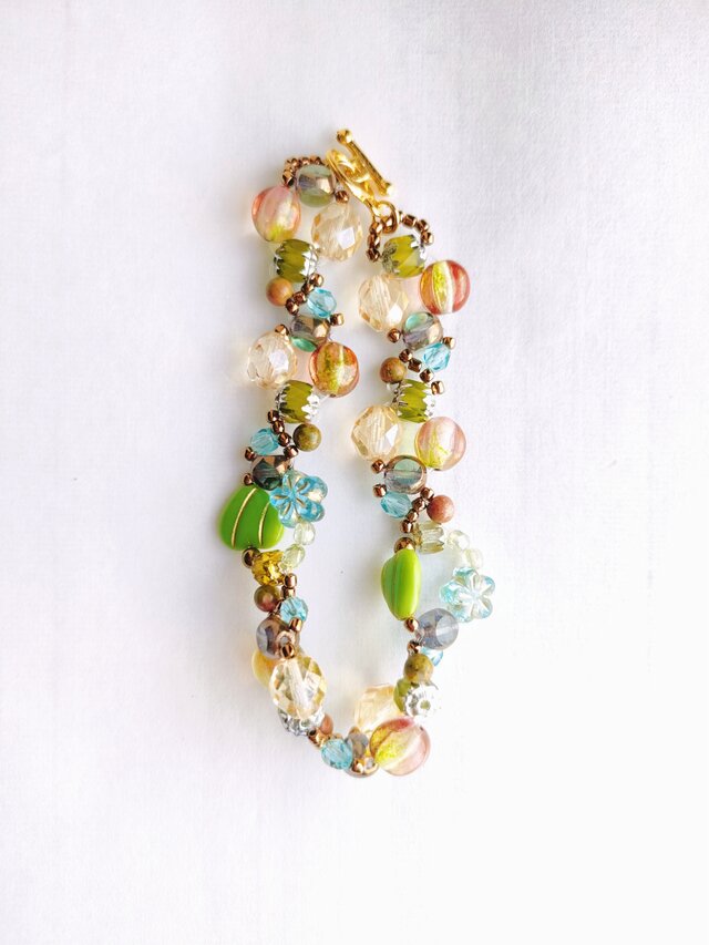 天然石ユナカイトを添えた、緑のブーケのようなチェコビーズのブレスレット