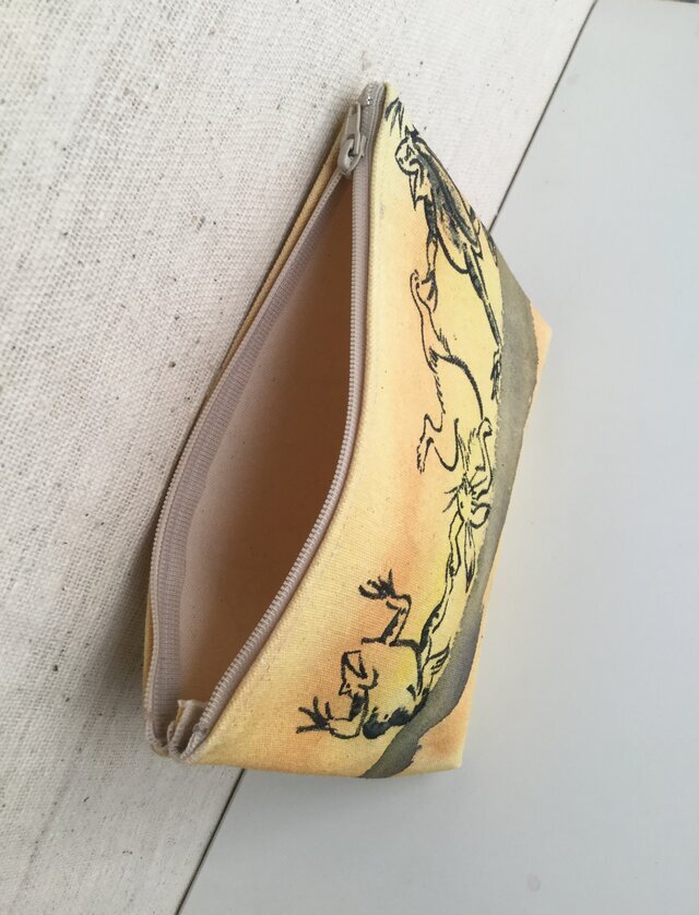 ハンドメイド 鳥獣戯画 レース付き ポーチ ダークブラウン 手描き染め 個性的な鳥獣戯画のポーチ | iichi 日々の暮らしを心地よく