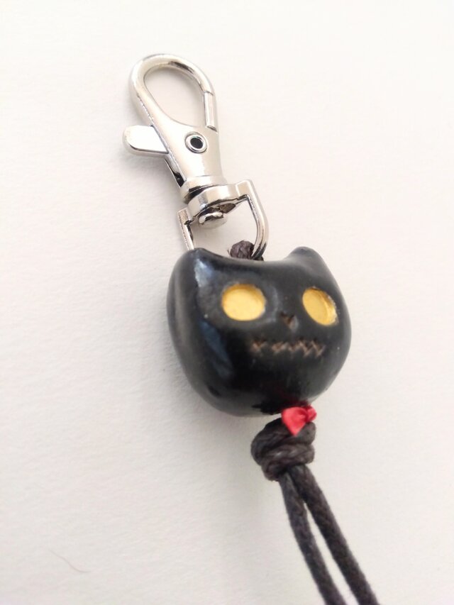 ころんとした黒猫さんのキーホルダー | iichi 日々の暮らしを