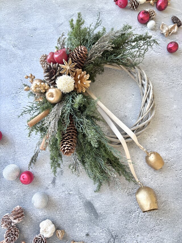 アイアンベルが鳴る　冬の実物を紡いだハーフ型　クリスマス　リース　ドライフラワー 赤い実と白い実を紡いだ アイアンベルが鳴る クリスマス リース ドライ