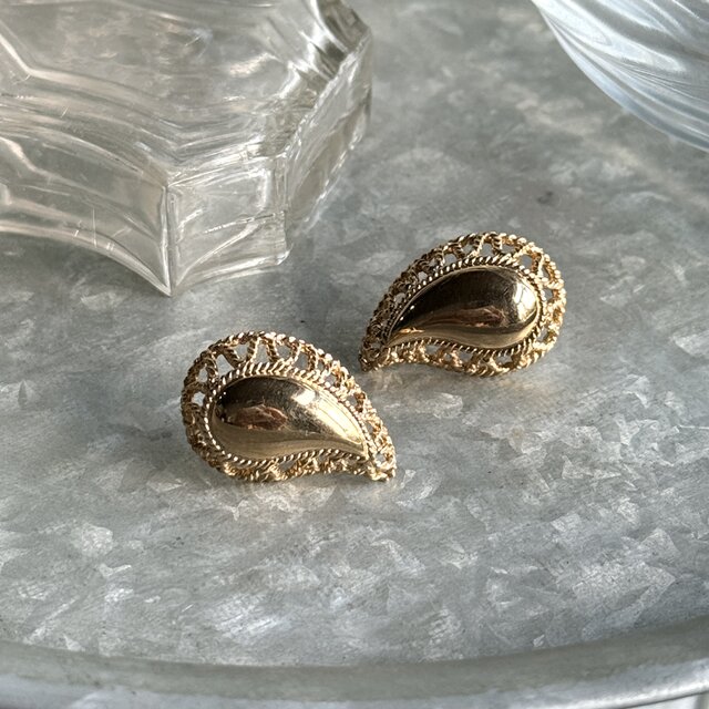 PA428-【 AVON 】エイボン・ヴィンテージピアス Gold Tone Paisley Openwork