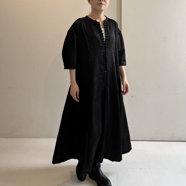 サテンフロントくるみ釦ワンピース(ブラック)