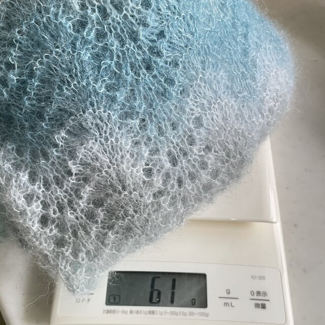 ふわっふわ 極細キッドモヘア 手編みのマフラー 秋口から春先まで使え
