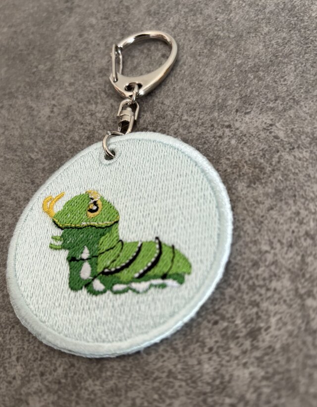 刺繍キーホルダー□ナミアゲハの幼虫□つのだし | iichi 日々の暮らし