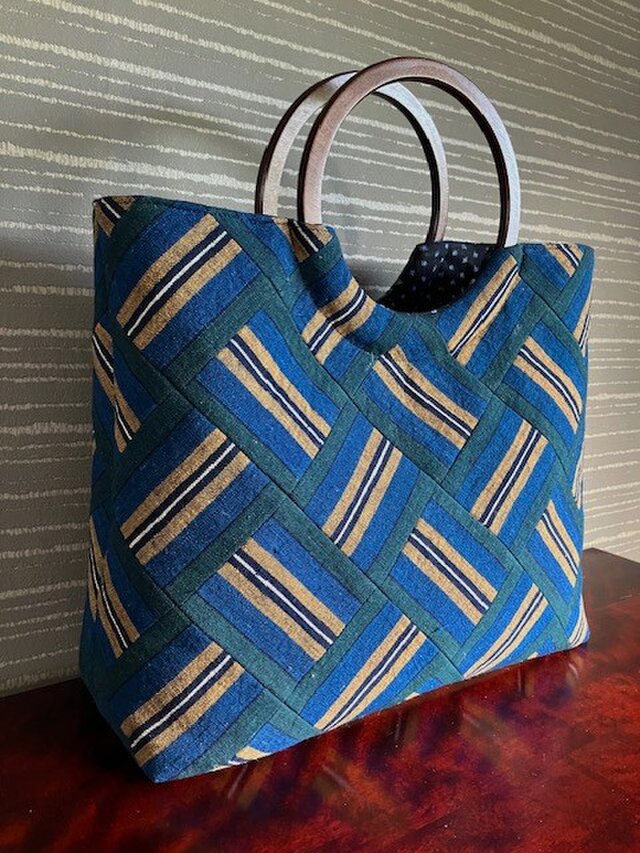 古布大縞の斜め剥ぎの手提げ　丸い木の手