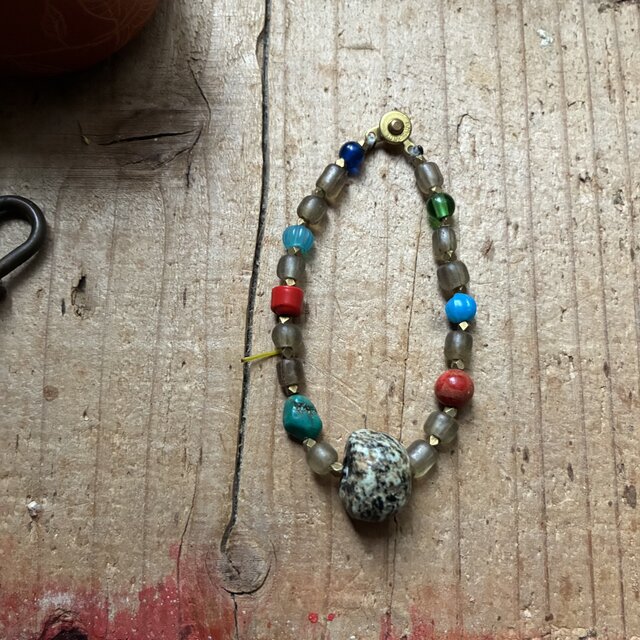 ＊花崗岩とジャワビーズとかのブレス。＠古いグラニット＋ジャワビーズ＋アジアの古いビーズ類＋ターコイズや珊瑚＋真鍮の14角形ビーズ