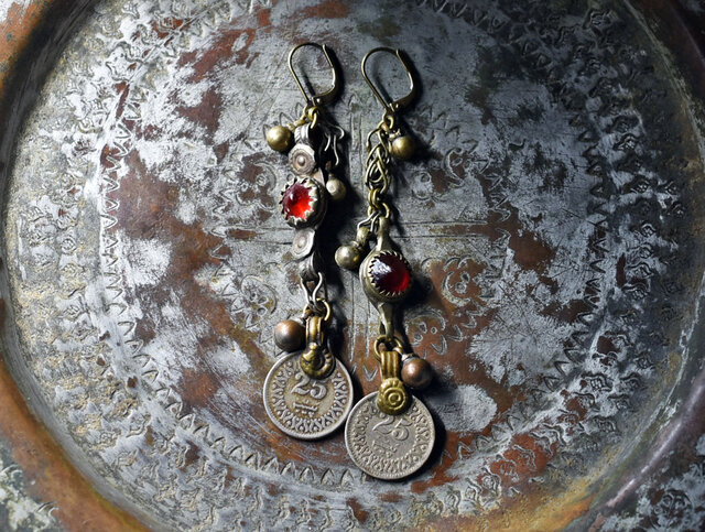 oldコインとoldアフガンメタル、民族鈴のアンシメトリーピアス | iichi