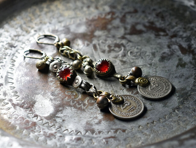 oldコインとoldアフガンメタル、民族鈴のアンシメトリーピアス | iichi