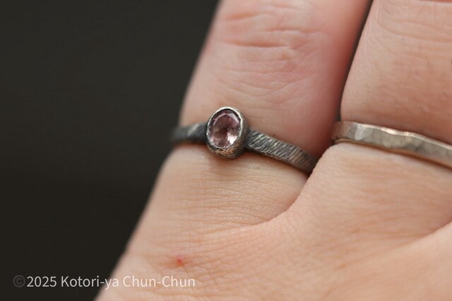 アンティークJewelry コブラが、ガーネットの玉を くわえている構図 アンティークJewelry コブラが、ガーネットの玉を くわえている構図