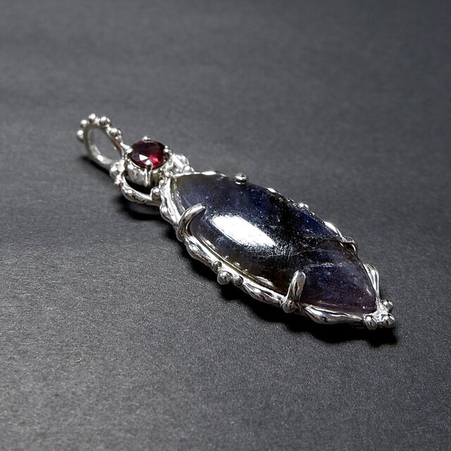 煌めく夜空～ アイオライトサンストーンとロードライトガーネットの