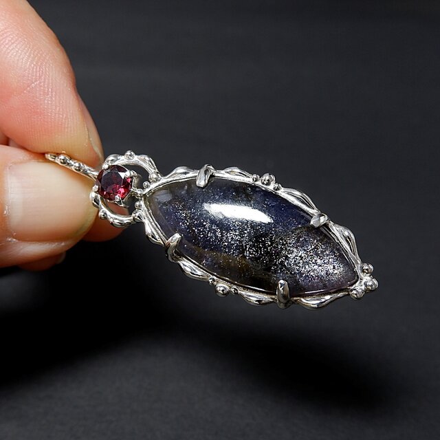 煌めく夜空～ アイオライトサンストーンとロードライトガーネットの