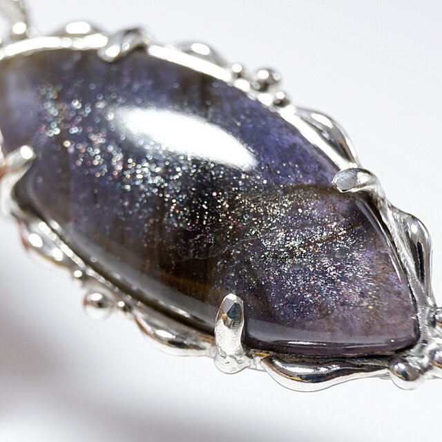 701p 天然石　アイオライトサンストーン　ペリドット　チャーム エクリプスチャーム