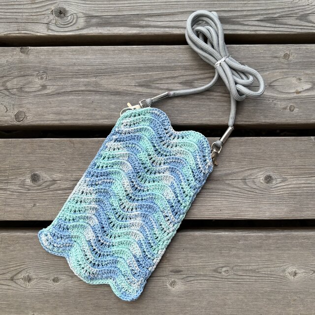 なみなみ模様のスマホショルダー②〈ブルー系まだらカラー〉